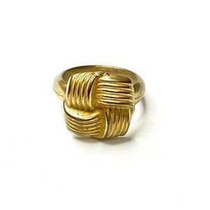 Elegant Gold Knot Ring